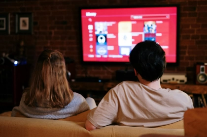 Por que assistir séries pode melhorar seu inglês 