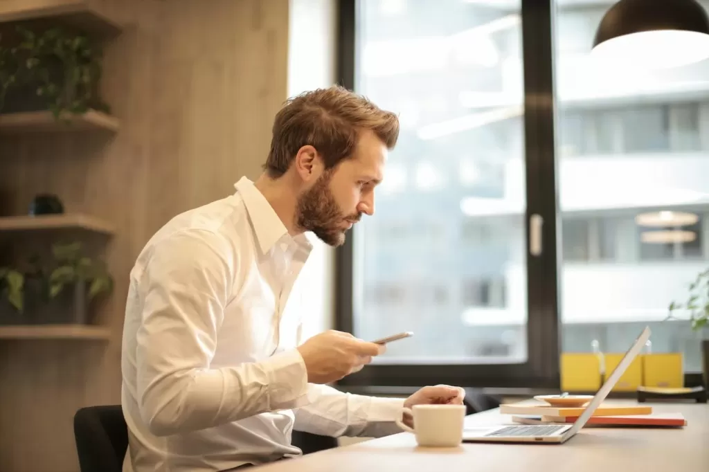 Desenvolvendo Habilidades em Inglês e Espanhol para Negócios