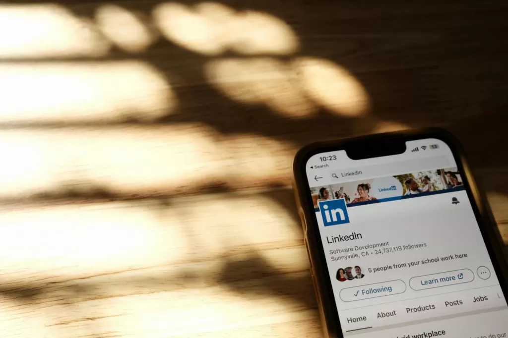 Como se Destacar no LinkedIn com um Segundo Idioma 