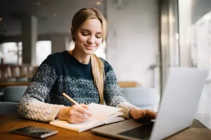 Vale mesmo a pena fazer aulas de inglês ou espanhol online?